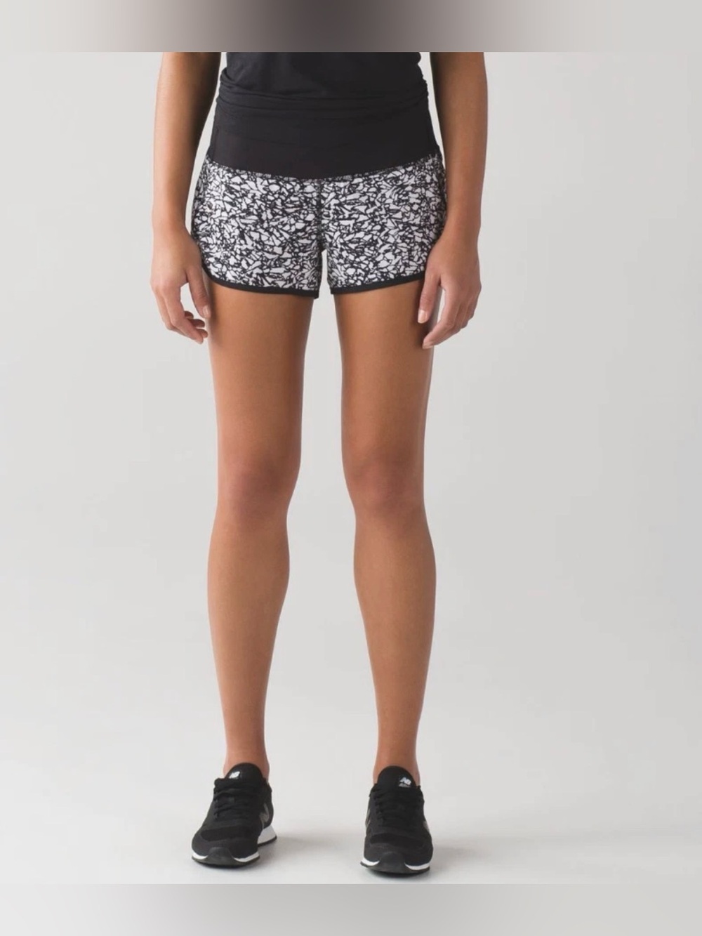 Lululemon Run Speed Up Shorts Ice Breaker White Black Stretch 2.5" Size 6